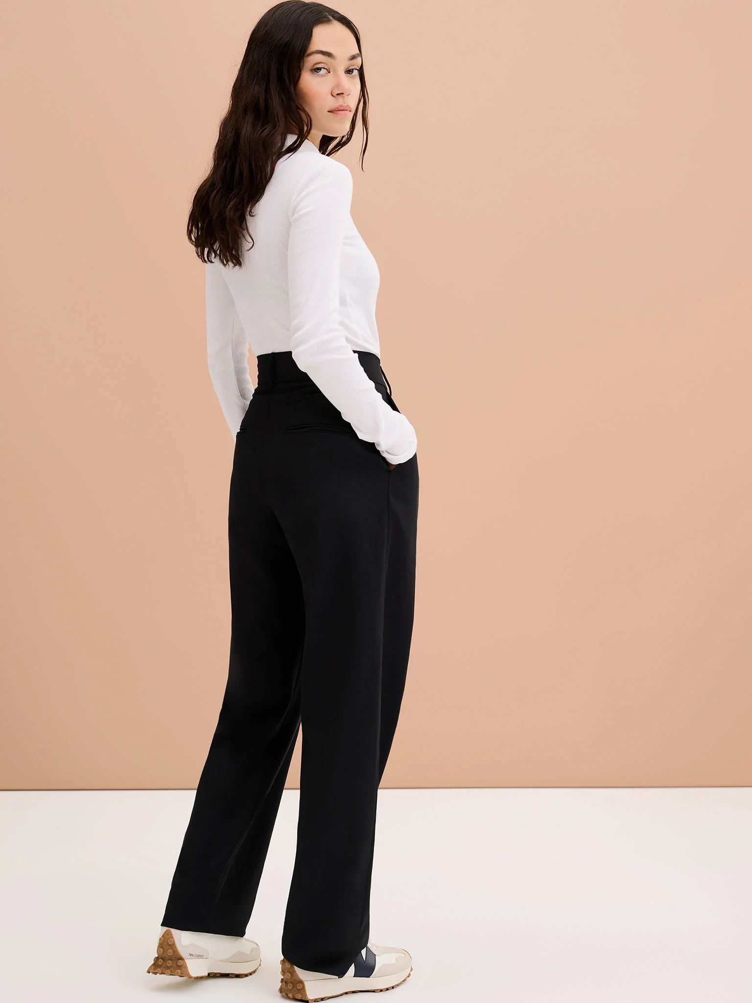 Cinnamon Relaxed Trousers in Black - Image 3