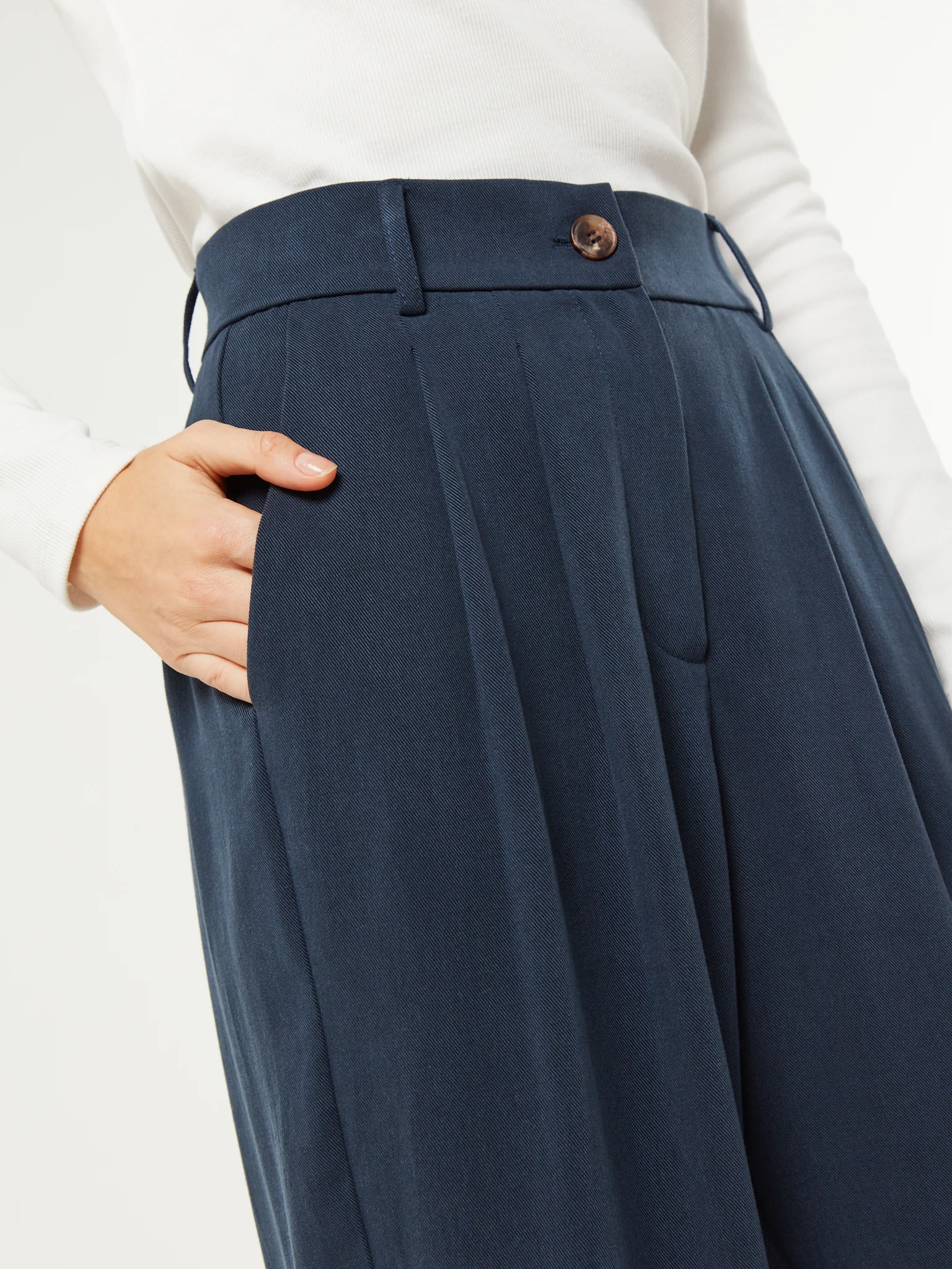 Cinnamon Straight Leg Trousers in Navy - Image 4
