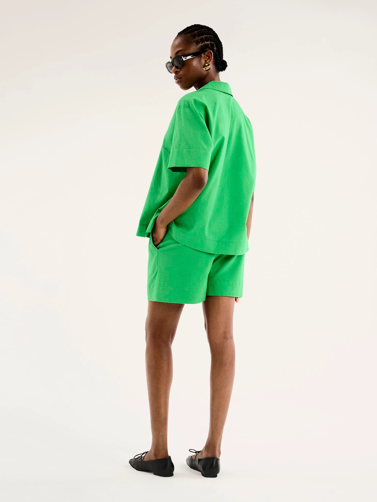 Oaklyn Linen Boxy Shirt in Green - Image 2