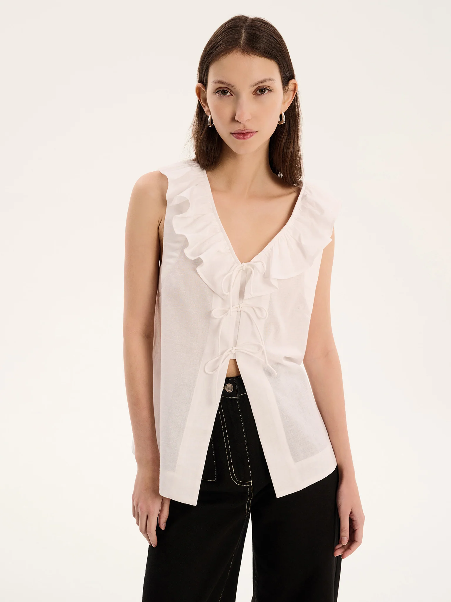 Rachael Frill Collar Sleeveless Blouse in White - Image 4